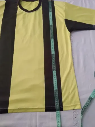 Remera deportiva amarilla y negro Floresta