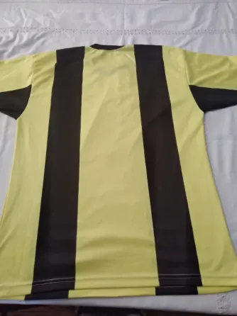 Remera deportiva amarilla y negro Floresta