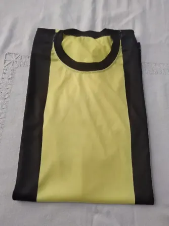 Remera deportiva amarilla y negro Floresta