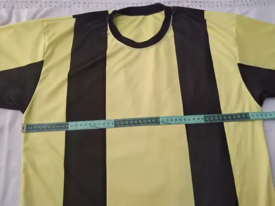 Remera deportiva amarilla y negro Floresta