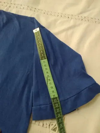 Remera azul de algodon, escote en V. Unisex Floresta