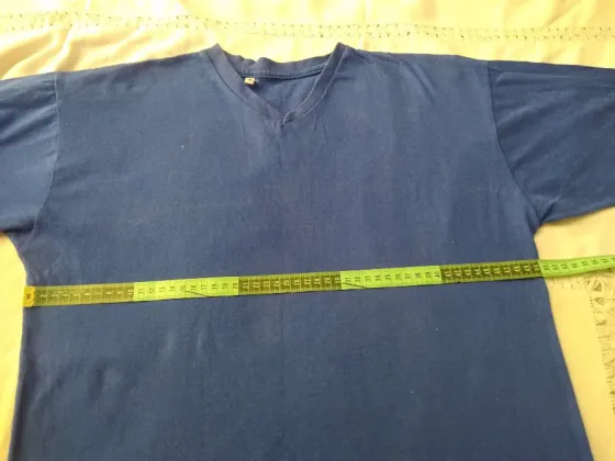 Remera azul de algodon, escote en V. Unisex Floresta