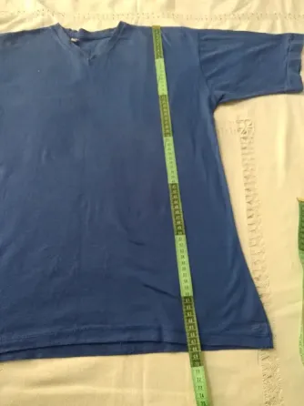 Remera azul de algodon, escote en V. Unisex Floresta