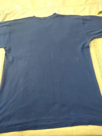 Remera azul de algodon, escote en V. Unisex Floresta