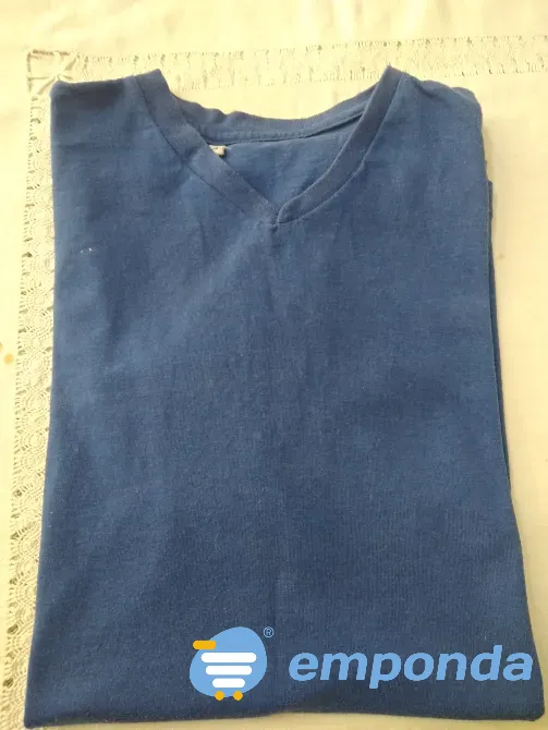 Remera azul de algodon, escote en V. Unisex Floresta - imagen 5