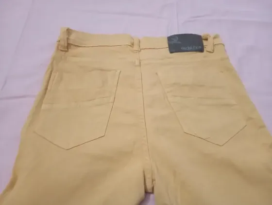 Pantalon, jean color mostaza. Semi elastizado. IMPECABLE Floresta