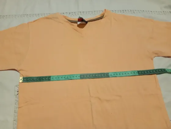 Remera escote en V, unisex Floresta