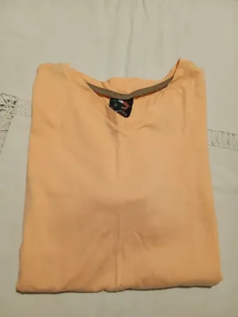 Remera escote en V, unisex Floresta