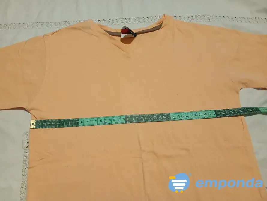 Remera escote en V, unisex Floresta - imagen 2