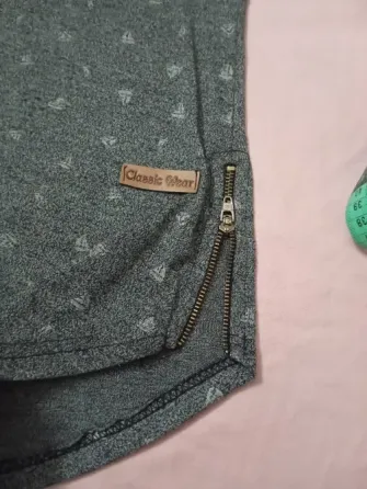 Remera larga con cierre en lateral. IMPECABLE Floresta