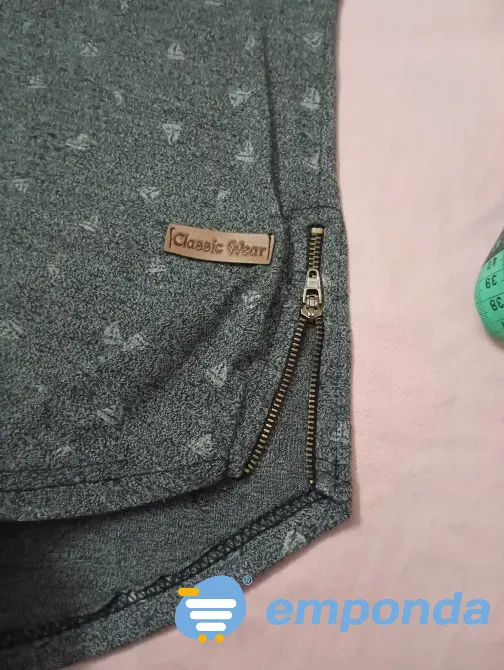 Remera larga con cierre en lateral. IMPECABLE Floresta - imagen 4