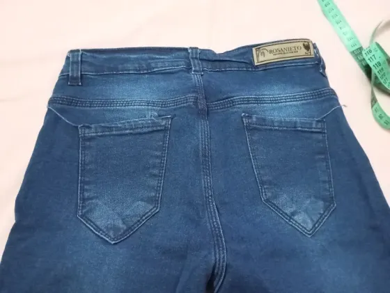 Pantalon, Jean elastizado con roturas. Talle 16 Floresta