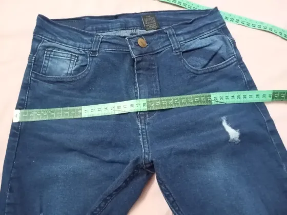 Pantalon, Jean elastizado con roturas. Talle 16 Floresta