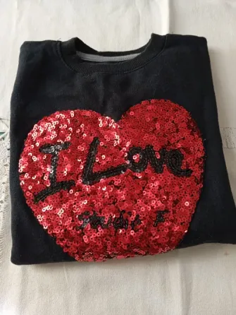 Buzo de nena, corazon con lentejuelas. IMPECABLE Floresta