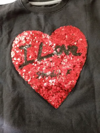 Buzo de nena, corazon con lentejuelas. IMPECABLE Floresta