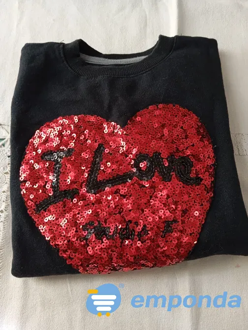 Buzo de nena, corazon con lentejuelas. IMPECABLE Floresta - imagen 4