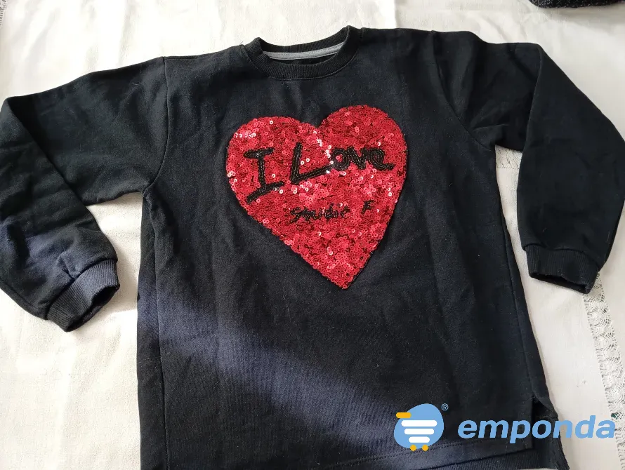 Buzo de nena, corazon con lentejuelas. IMPECABLE Floresta - imagen 1