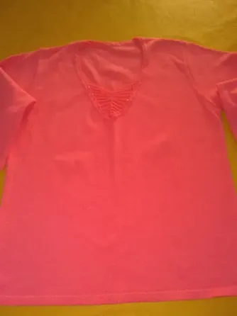 Sweter de Dama, escote en V con delicado detalle Floresta