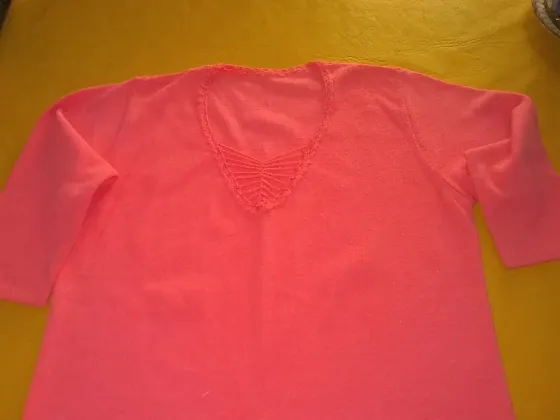 Sweter de Dama, escote en V con delicado detalle Floresta