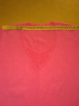 Sweter de Dama, escote en V con delicado detalle Floresta