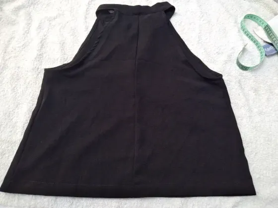 Musculosa negra con lazo, delicada y elegante. Impecable Floresta