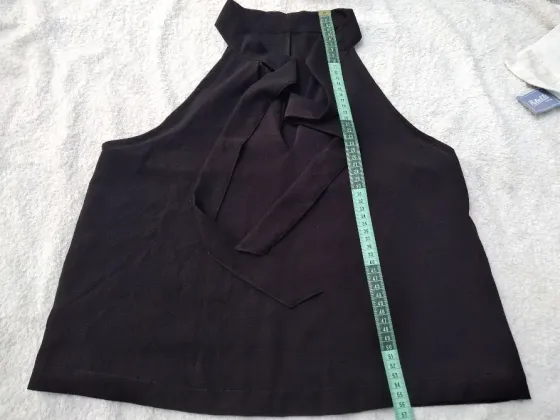 Musculosa negra con lazo, delicada y elegante. Impecable Floresta