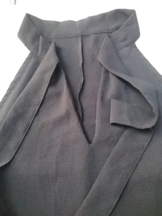 Musculosa negra con lazo, delicada y elegante. Impecable Floresta