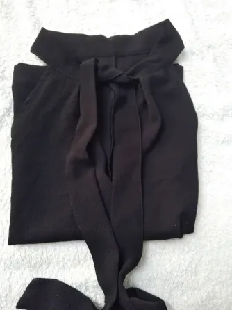 Musculosa negra con lazo, delicada y elegante. Impecable Floresta