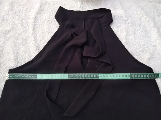 Musculosa negra con lazo, delicada y elegante. Impecable Floresta