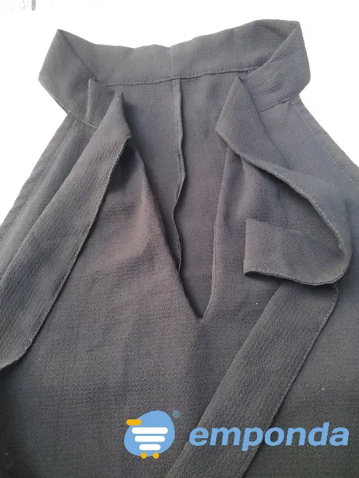 Musculosa negra con lazo, delicada y elegante. Impecable Floresta - imagen 3