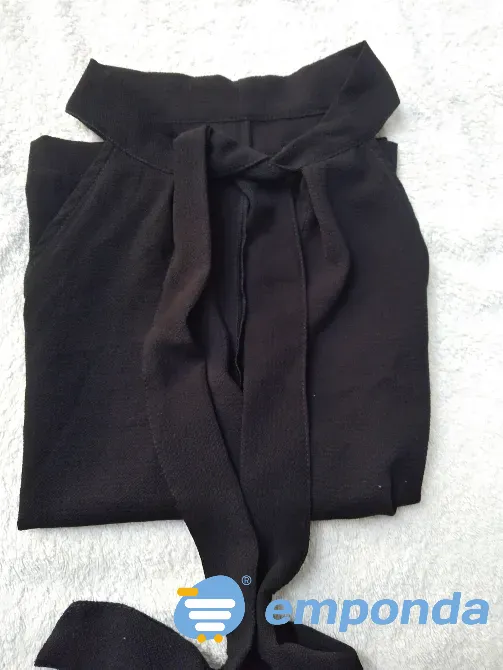 Musculosa negra con lazo, delicada y elegante. Impecable Floresta - imagen 5