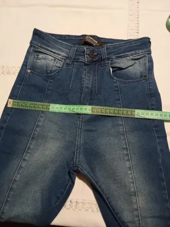 Pantalon, jean semi elastizado tobillero. Tiro alto Floresta