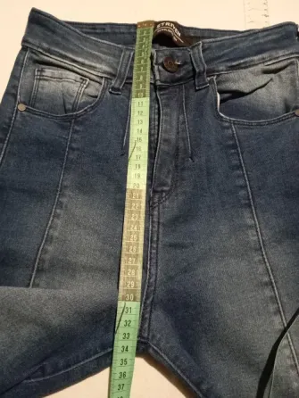 Pantalon, jean semi elastizado tobillero. Tiro alto Floresta