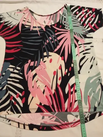 Remera colorida de seda fria. IMPECABLE Floresta