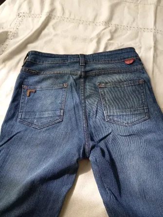 Pantalon, jean elastizado tiro alto. IMPECABLE Floresta