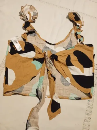 Top musculosa, con volado, espalda abierta. Nueva Floresta