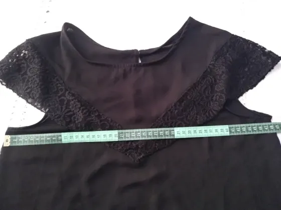 Blusa, musculosa corta con pechera de puntilla Floresta