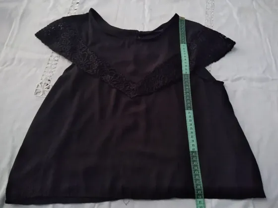 Blusa, musculosa corta con pechera de puntilla Floresta