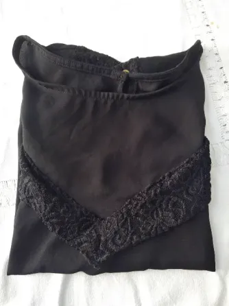 Blusa, musculosa corta con pechera de puntilla Floresta