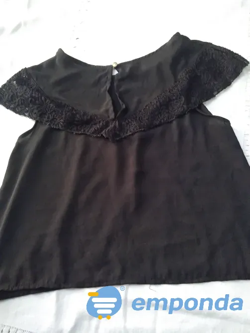 Blusa, musculosa corta con pechera de puntilla Floresta - imagen 3