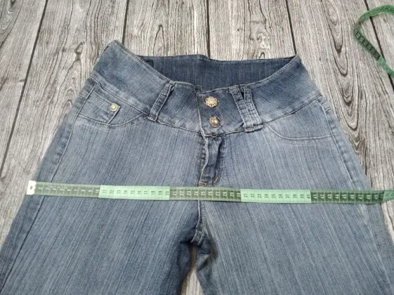 Pantalon, jean semi elastizado, tiro medio. Impecable Floresta