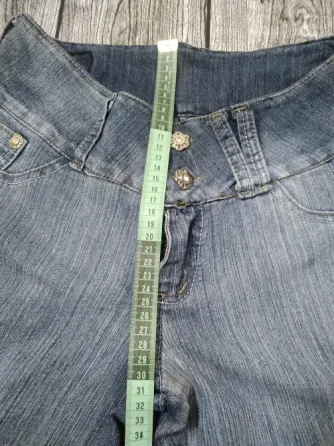 Pantalon, jean semi elastizado, tiro medio. Impecable Floresta