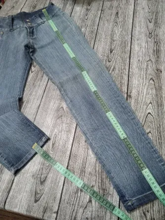 Pantalon, jean semi elastizado, tiro medio. Impecable Floresta