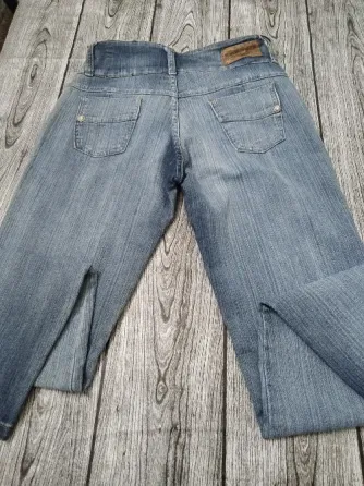 Pantalon, jean semi elastizado, tiro medio. Impecable Floresta