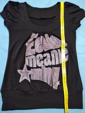 Remera con escritura brillosa, manga princesa. IMPECABLE Floresta