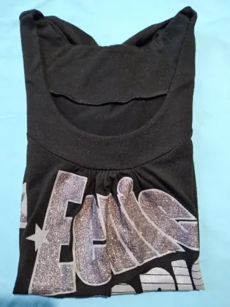 Remera con escritura brillosa, manga princesa. IMPECABLE Floresta