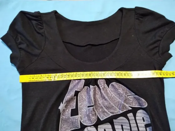 Remera con escritura brillosa, manga princesa. IMPECABLE Floresta