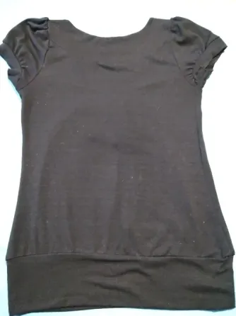 Remera con escritura brillosa, manga princesa. IMPECABLE Floresta