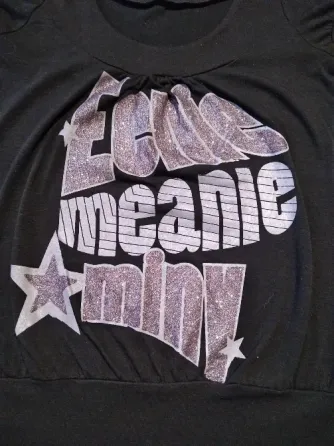 Remera con escritura brillosa, manga princesa. IMPECABLE Floresta