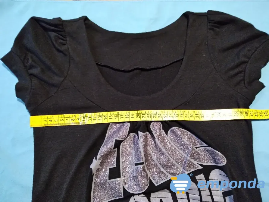 Remera con escritura brillosa, manga princesa. IMPECABLE Floresta - imagen 2